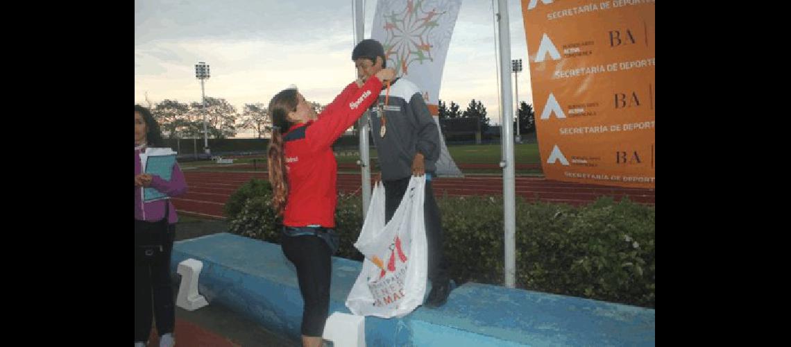 Manuel Prado al momento de ser coronado Obtuvo medalla de oro (velocidad) y plata (salto) 