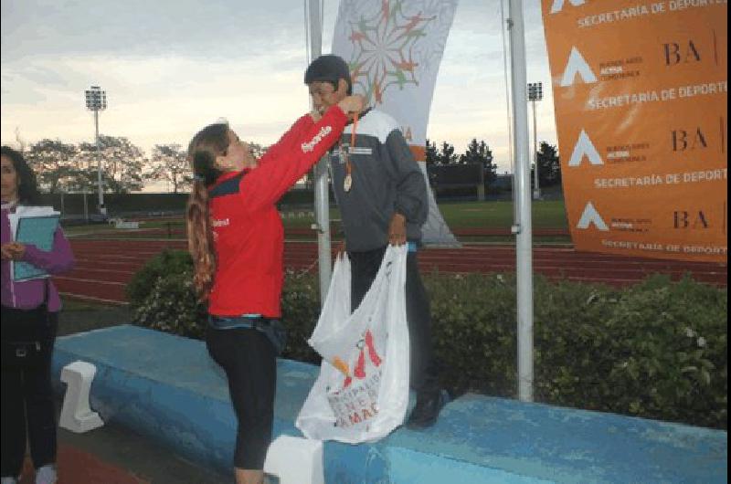 Manuel Prado al momento de ser coronado Obtuvo medalla de oro (velocidad) y plata (salto) 