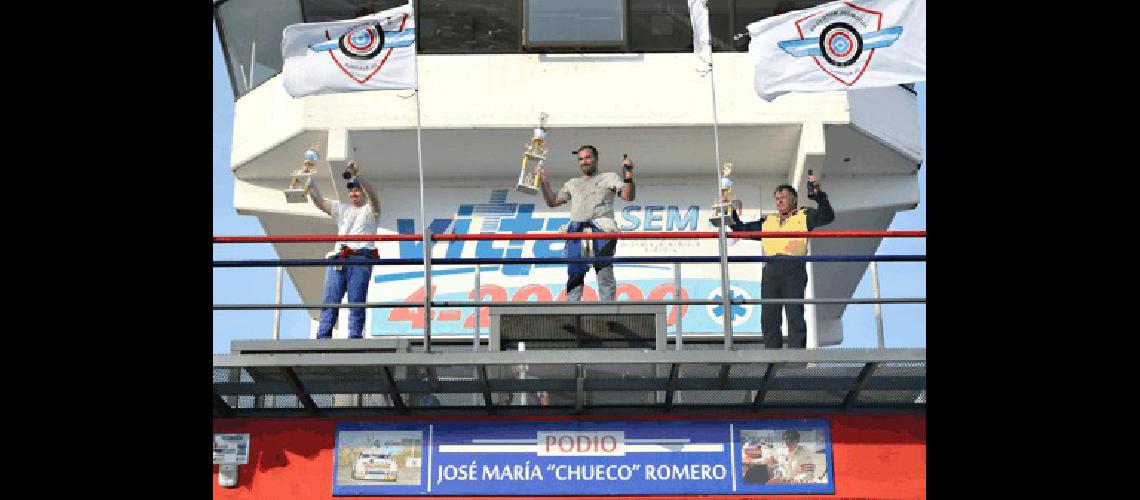 En el podio del Chueco Rafa Stracquadaini Facundo Alvarez y Tito Gisler celebran el resultado de la 8Âª fecha de la Promocional 850 