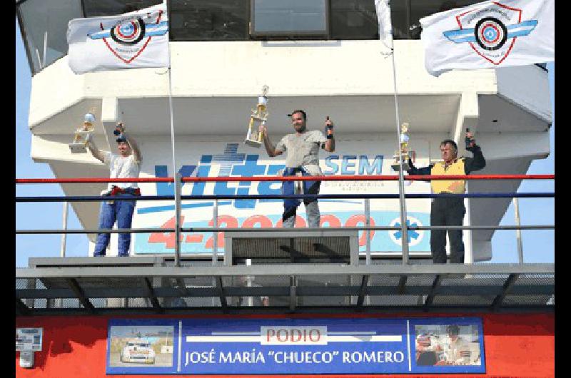 En el podio del Chueco Rafa Stracquadaini Facundo Alvarez y Tito Gisler celebran el resultado de la 8Âª fecha de la Promocional 850 