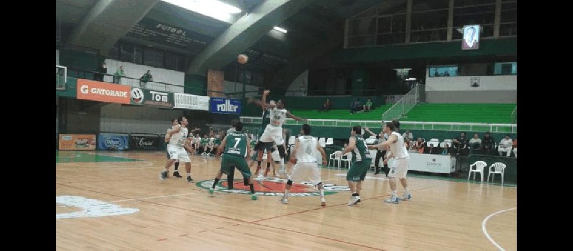 El equipo de JosÃ© Luis Pisani cayÃ³ anoche en Caballito ante el equipo verdolaga de Alvaro CastiÃ±eira 