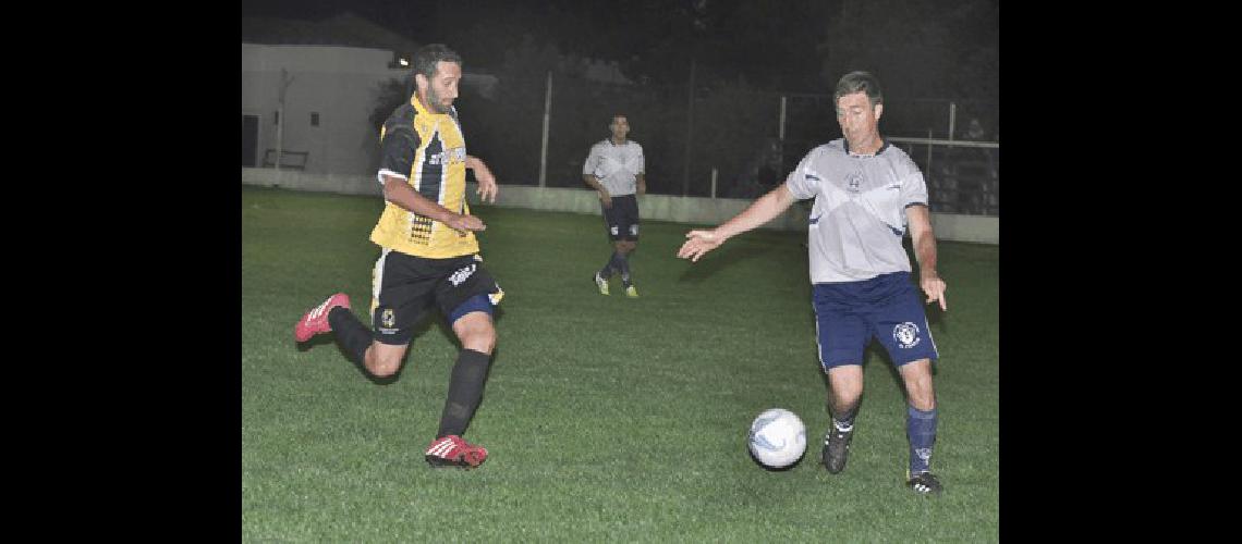 AgustÃ­n FernÃndez busca la pelota ante Alexis Maggi El delantero marcÃ³ los tres goles del LeÃ³n 