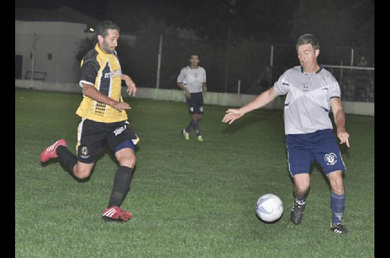 AgustÃ­n FernÃndez busca la pelota ante Alexis Maggi El delantero marcÃ³ los tres goles del LeÃ³n 