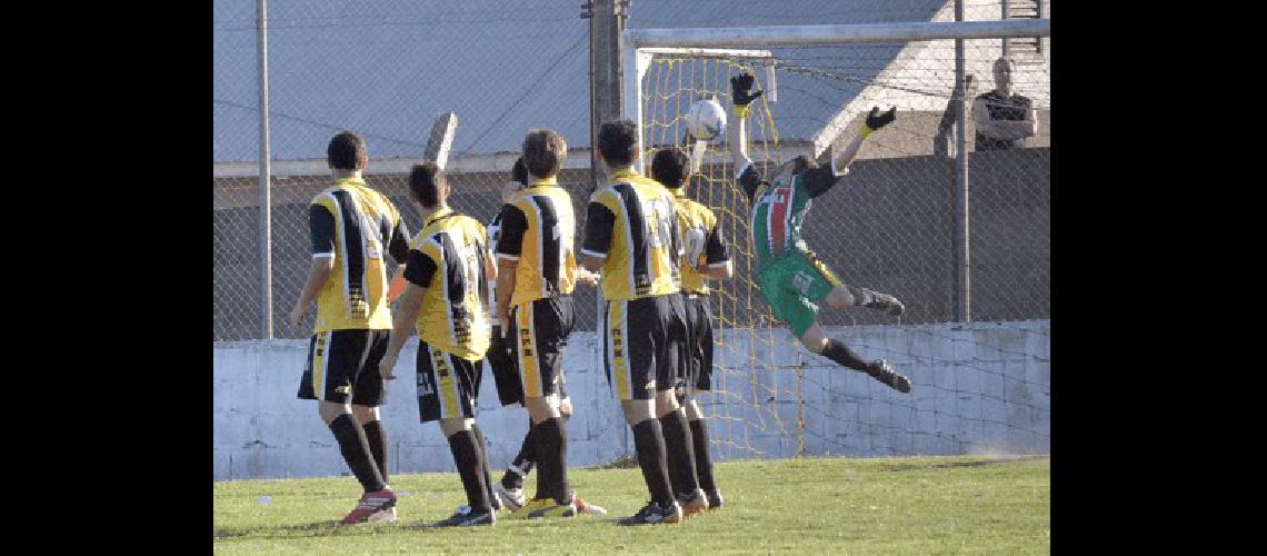 Emiliano Peralta igualÃ³ con un tiro libre de novela San MartÃ­n y Estudiantes no se pudieron sacar ventajas 