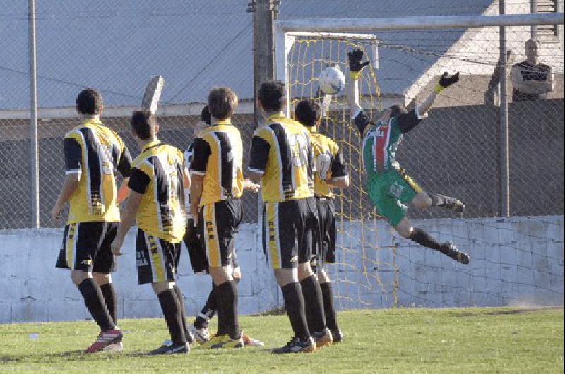 Emiliano Peralta igualÃ³ con un tiro libre de novela San MartÃ­n y Estudiantes no se pudieron sacar ventajas 