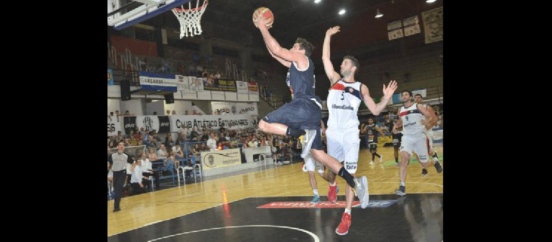 Rodrigo SÃnchez tuvo un buen partido y anotÃ³ 18 puntos para la victoria de su equipo 