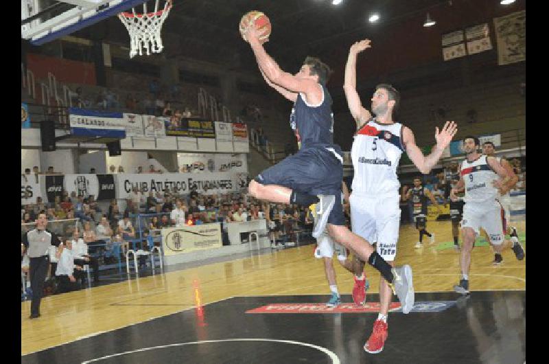 Rodrigo SÃnchez tuvo un buen partido y anotÃ³ 18 puntos para la victoria de su equipo 