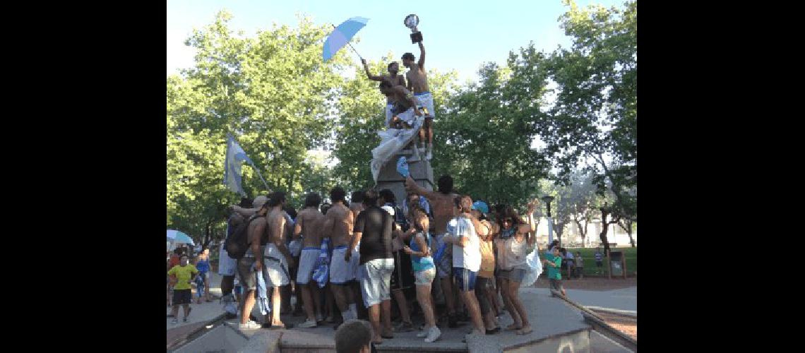 Racing y la alegrÃ­a de consagrarse campeÃ³n en el centro de La Madrid 