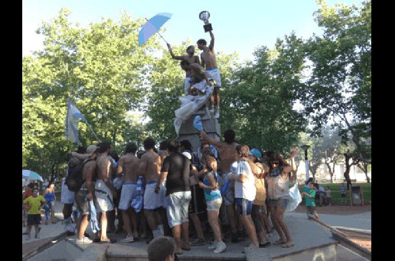 Racing y la alegrÃ­a de consagrarse campeÃ³n en el centro de La Madrid 