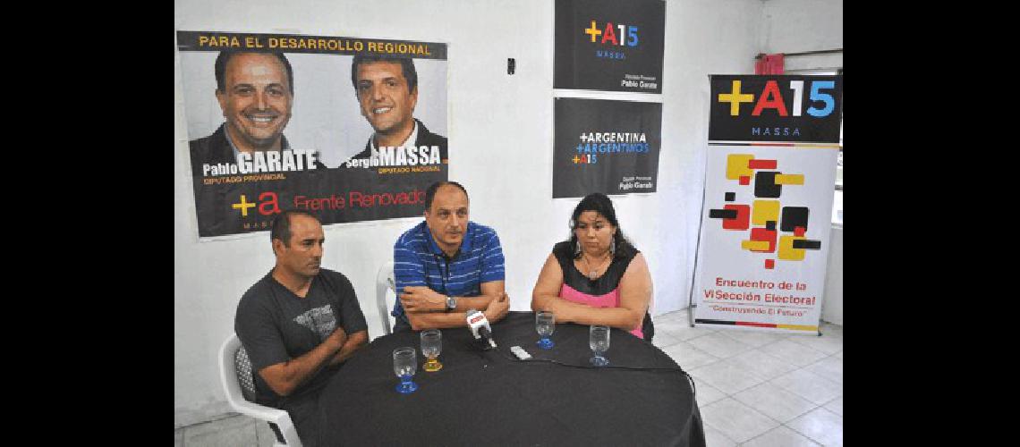 El legislador provincial junto a los referentes del FR de Massa en Laprida 