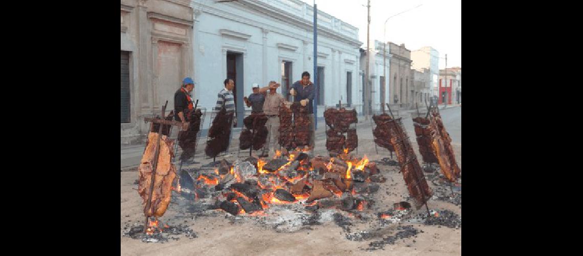 Unos 300 kilos de carne fueron preparados para la cena que recibe el aÃ±o en La Madrid 