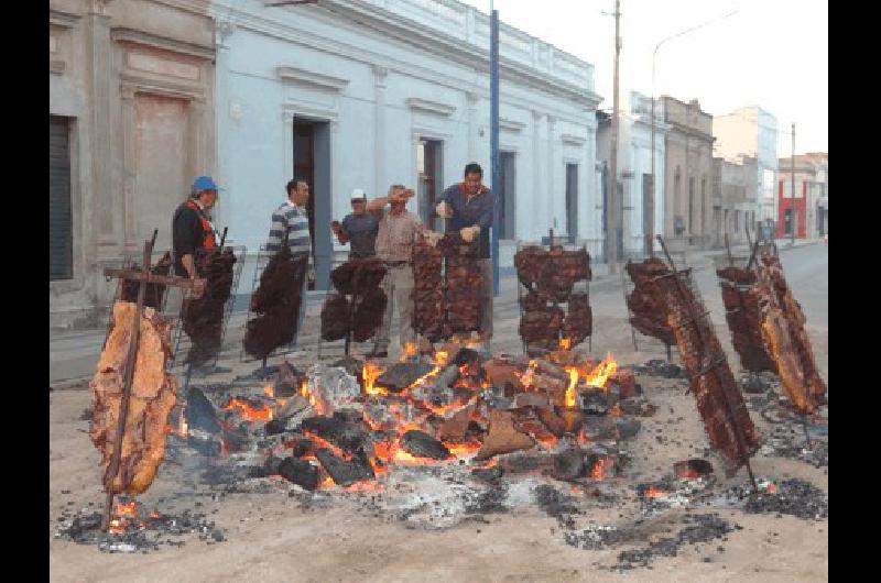 Unos 300 kilos de carne fueron preparados para la cena que recibe el aÃ±o en La Madrid 