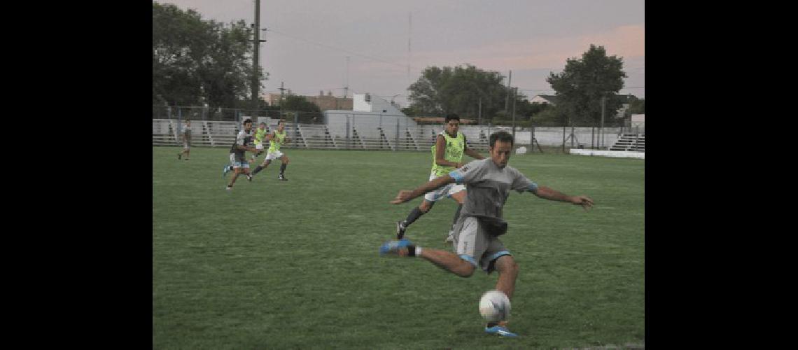 Longhini anotÃ³ dos goles en el amistoso contra Racing de La Madrid 