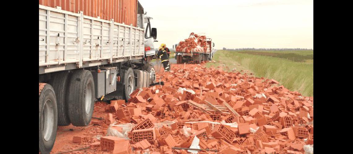 Uno de los camiones impactÃ³ de atrÃ�s al otro y generÃ³ la caÃ­da de la carga 