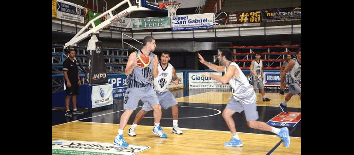 El equipo de JosÃ© Luis Pisani se entrenÃ³ ayer en el Maxigimnasio del Parque Carlos Guerrero 