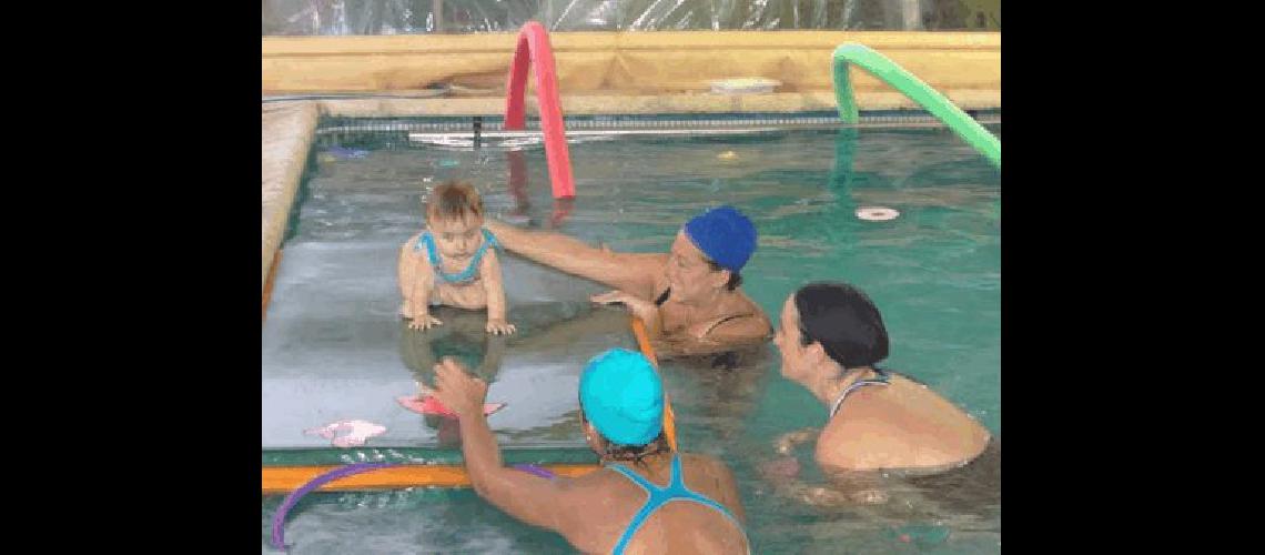 La clase de matronataciÃ³n (nataciÃ³n para bebÃ©s) incorpora juegos y canciones 