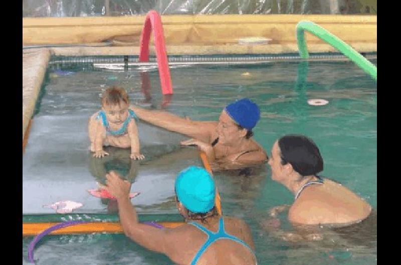 La clase de matronataciÃ³n (nataciÃ³n para bebÃ©s) incorpora juegos y canciones 