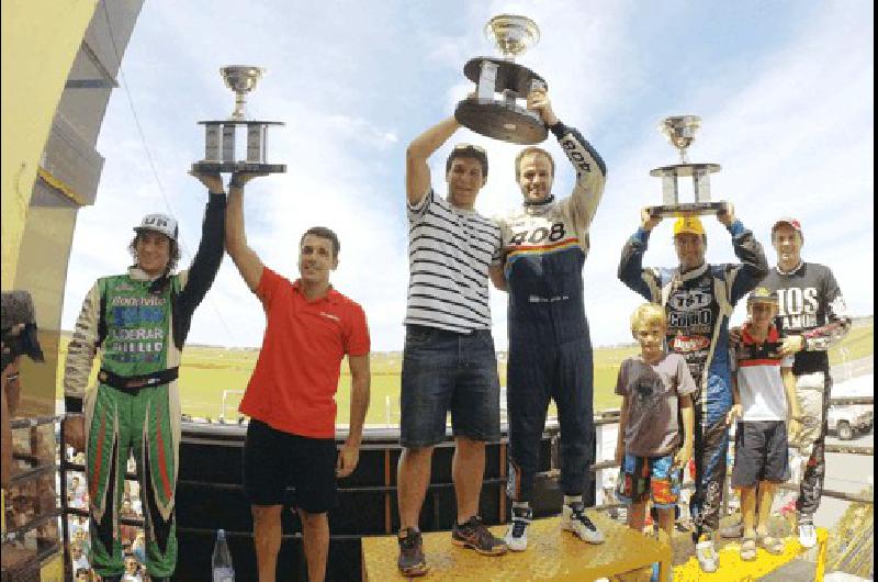 Los invitados y titulares en el primer podio del TC Mouras 