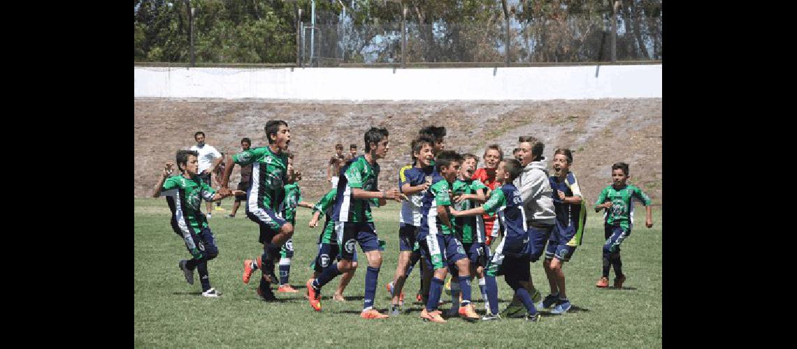 Embajadores festejÃ³ en la categorÃ­a 2003 despuÃ©s de ganarle la final a Olimpo 