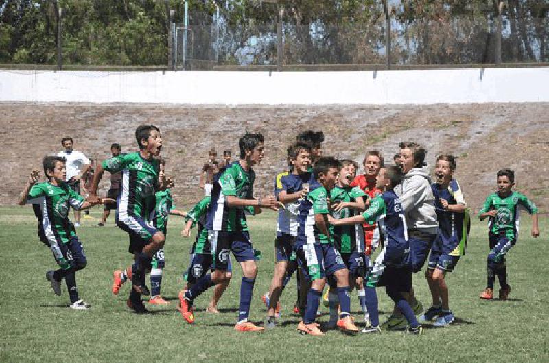 Embajadores festejÃ³ en la categorÃ­a 2003 despuÃ©s de ganarle la final a Olimpo 