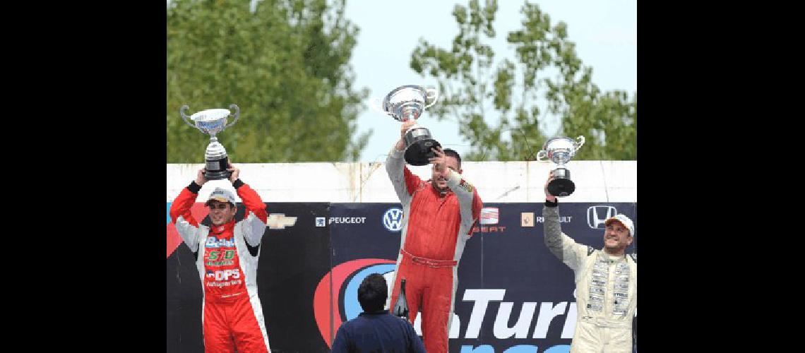 AgustÃ­n Herrera celebra desde el segundo escalÃ³n la gran tarea en La Plata El podio lo compartiÃ³ con Cristian PÃ©rez y Emiliano Giacoponi 