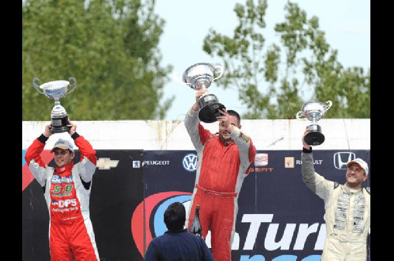 AgustÃ­n Herrera celebra desde el segundo escalÃ³n la gran tarea en La Plata El podio lo compartiÃ³ con Cristian PÃ©rez y Emiliano Giacoponi 