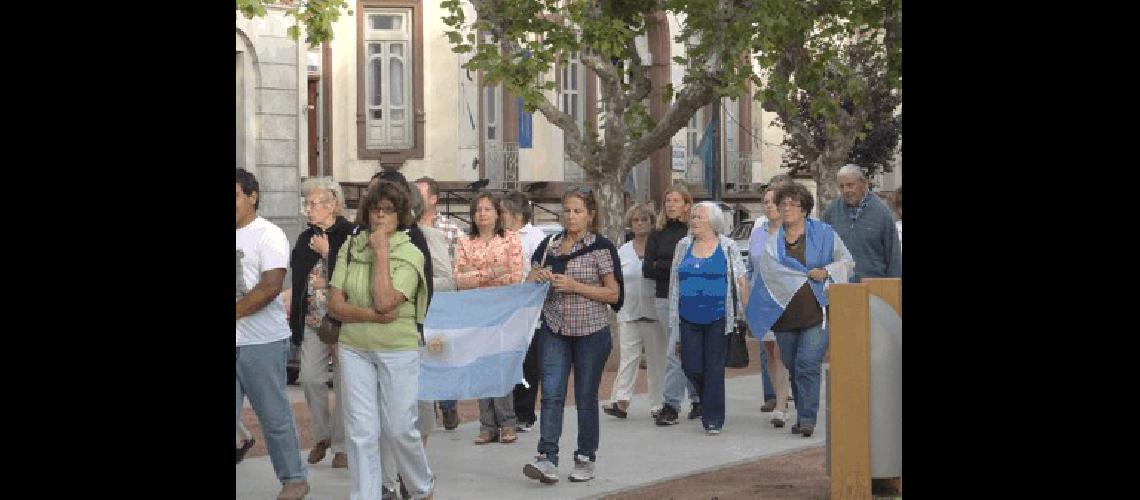 En La Madrid tambieacuten se realizoacute la marcha por Nisman