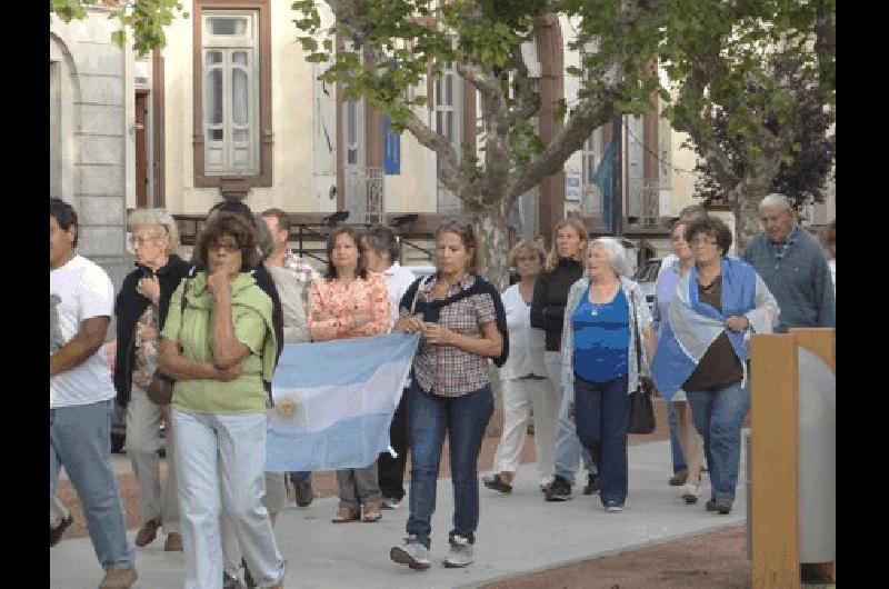 En La Madrid tambieacuten se realizoacute la marcha por Nisman