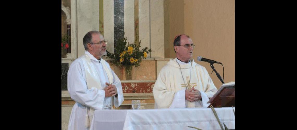 MonseÃ±or Hugo Manuel Salaberry junto al padre Juan Angel Del Giorgio en la misa por el 125 aniversario de La Madrid 