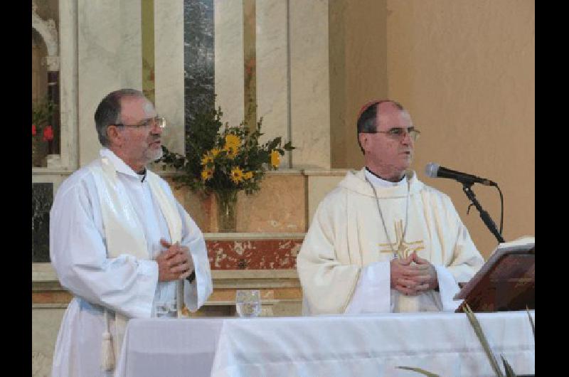 MonseÃ±or Hugo Manuel Salaberry junto al padre Juan Angel Del Giorgio en la misa por el 125 aniversario de La Madrid 