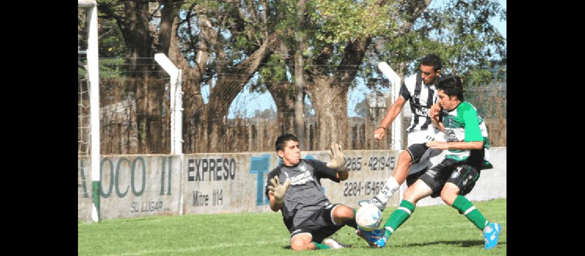 NuÃ±ez y Larios llegan a la pelota antes que Albasi Newbery reclamÃ³ penal por esta acciÃ³n 