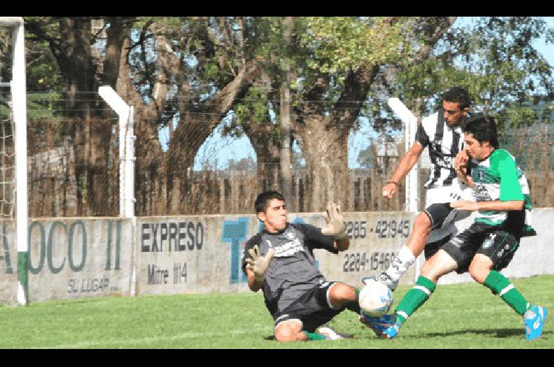 NuÃ±ez y Larios llegan a la pelota antes que Albasi Newbery reclamÃ³ penal por esta acciÃ³n 