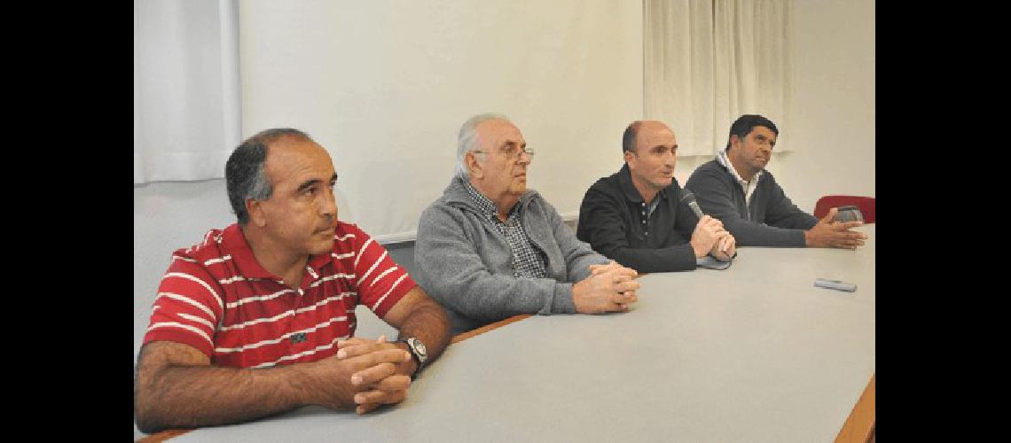 Pinedo DurÃn RodrÃ­guez y Rosatto durante la conferencia de prensa en la Casa del Deporte 