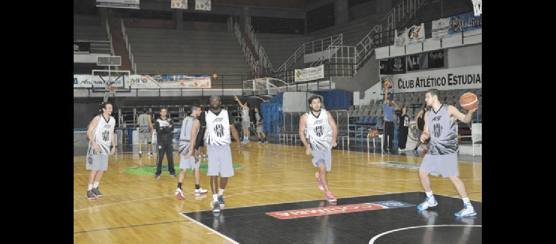 Estudiantes se entrenÃ³ anoche en el Maxigimnasio y hoy intentarÃ seguir vivo en el TNA 