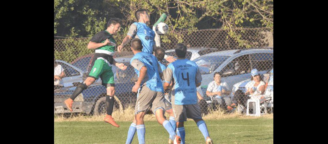 JoaquÃ­n Zalazar cabecea El delantero convirtiÃ³ los tres goles del Albiverde 