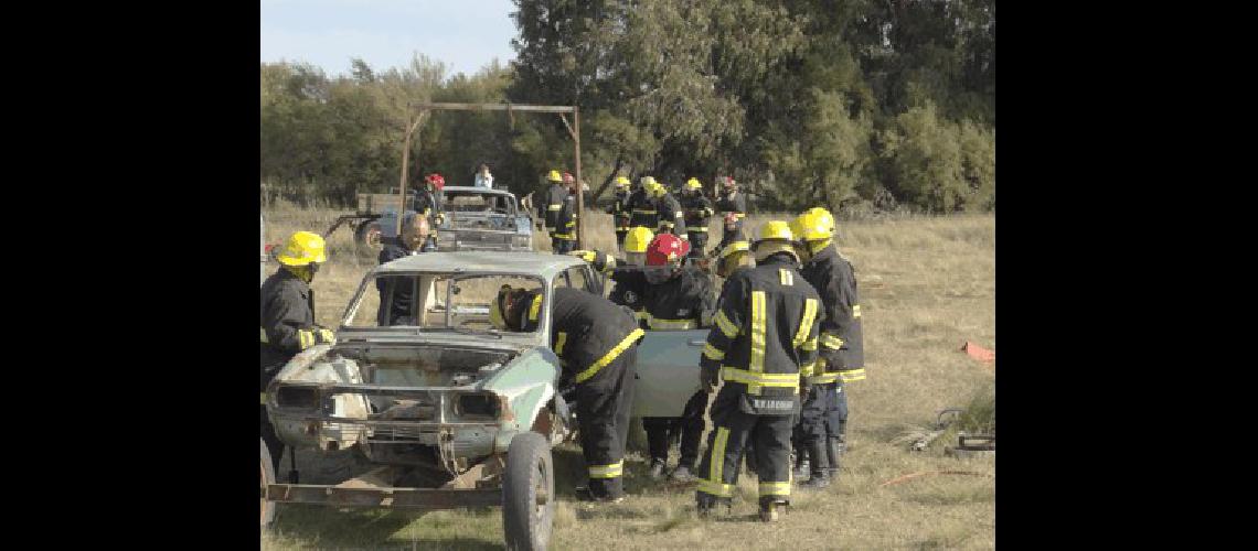 30 bomberos voluntarios de La Madrid La Colina Laprida y HuanguelÃ©n participaron de la jornada de capacitaciÃ³n 