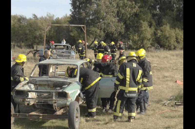 30 bomberos voluntarios de La Madrid La Colina Laprida y HuanguelÃ©n participaron de la jornada de capacitaciÃ³n 