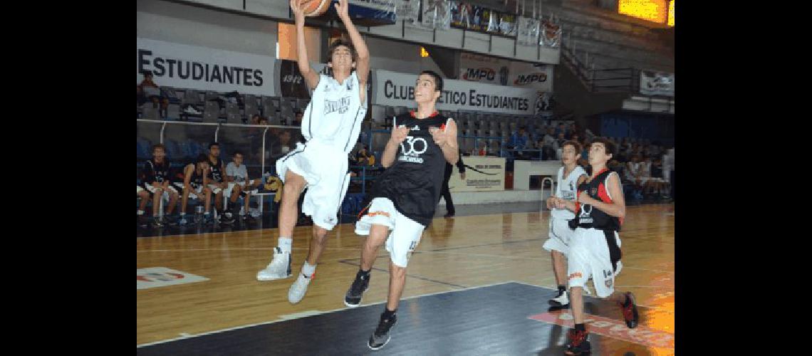 Estudiantes recibiÃ³ el pasado sÃbado a Chacarita Juniors de Azul en la Divisional B 