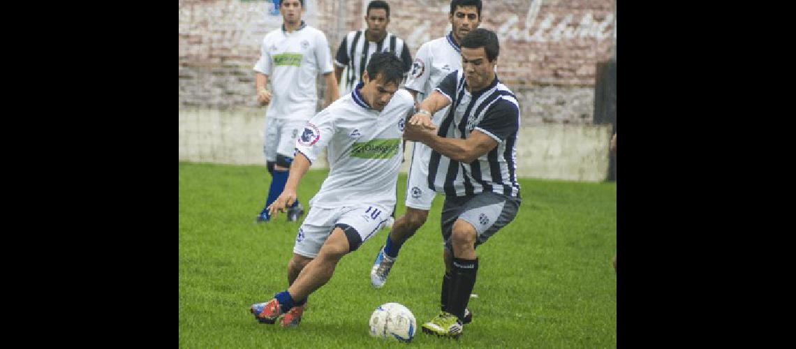 Racing visitÃ³ a Alumni AzuleÃ±o y Marcelo Molina continuÃ³ probando variantes de cara al debut 