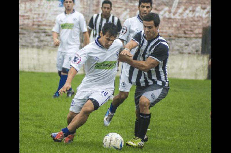 Racing visitÃ³ a Alumni AzuleÃ±o y Marcelo Molina continuÃ³ probando variantes de cara al debut 