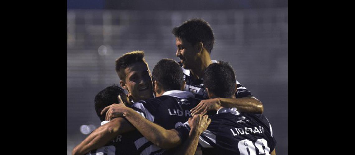 Gimnasia venciÃ³ a Quilmes en uno de los tres encuentros 