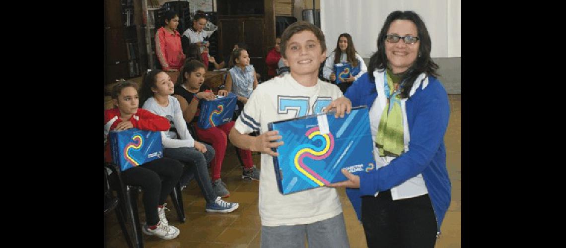 La entrega consistiÃ³ en 133 netbooks a alumnos que iniciaron su ciclo en 2015 