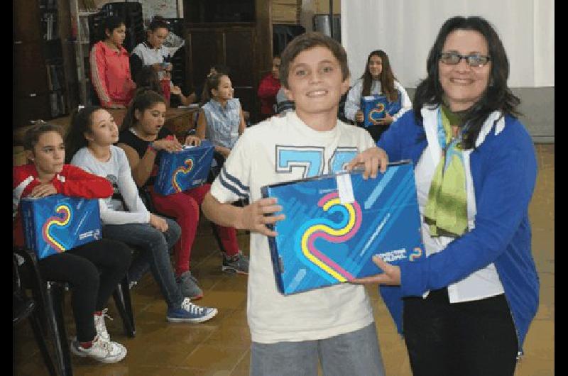 La entrega consistiÃ³ en 133 netbooks a alumnos que iniciaron su ciclo en 2015 