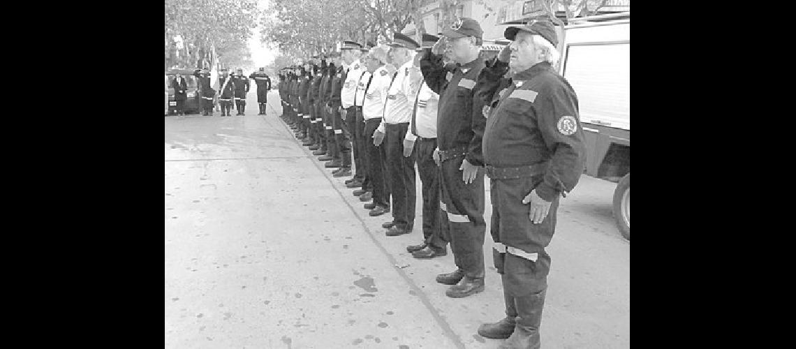 Momento de la formaciÃ³n durante la maÃ±ana cuando se hizo el toque de sirena por el DÃ­a del Bombero Voluntario 