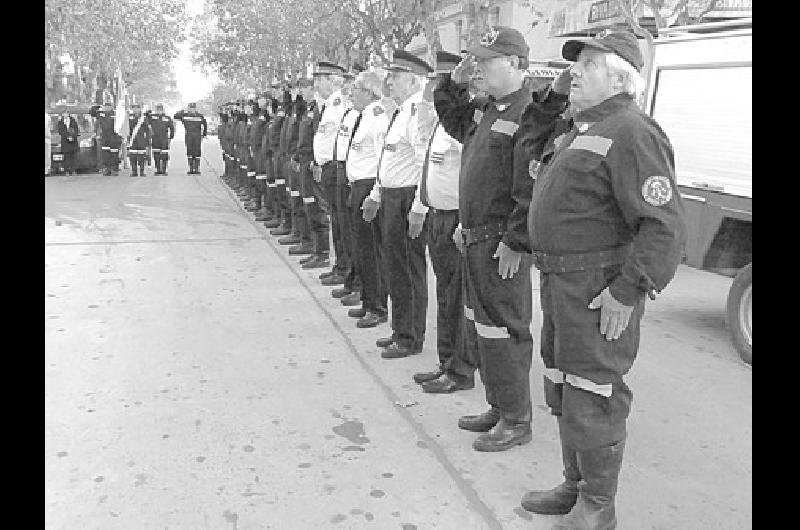 Momento de la formaciÃ³n durante la maÃ±ana cuando se hizo el toque de sirena por el DÃ­a del Bombero Voluntario 