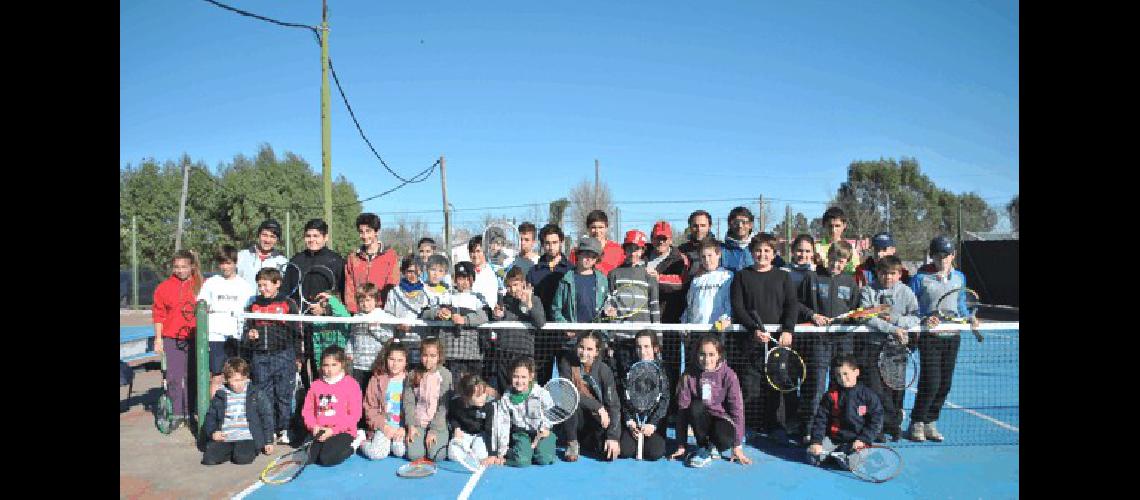 Grupo de jugadores de LilÃ�n La Madrid y Daireaux que jugaron en nuestra ciudad 