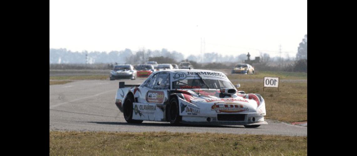 La Dodge del Azul Sport Team tripulada por Alejandro Weimann El piloto local largÃ³ en la 12Âª fila avanzÃ³ y terminÃ³ entre los mejores 10 del TC Pista Mouras 