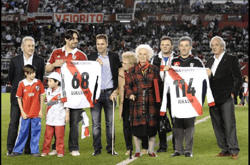 River homenajeÃ³ a Estela de Carlotto y a su nieto con una plaqueta y la camiseta 114 Ignacio Montoya Carlotto es un ferviente hincha del club Y la remera es hoy su cÃbala 