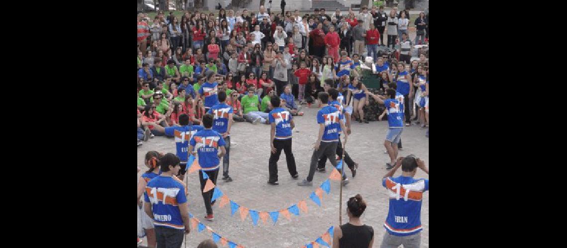 Los alumnos de la ES NÂº 1 de General La Madrid realizaron los festejos por el DÃ­a del Estudiante y la llegada de la primavera 