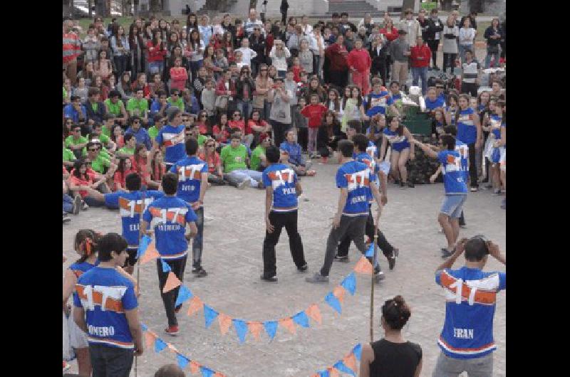 Los alumnos de la ES NÂº 1 de General La Madrid realizaron los festejos por el DÃ­a del Estudiante y la llegada de la primavera 